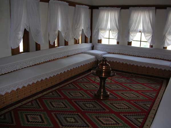 Zimmer im ethnographischen Museum von Gjirokastra (Gjirokastr), zugleich Geburtshaus von Enver Hoxha (Albanien, Albanie, Albania, Shqipria)