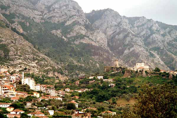Blick auf Kruja (Kruj, Kruje) mit der Skanderbeg-Burg und der Altstadt (Albanien, Albanie, Albania, Shqipria)
