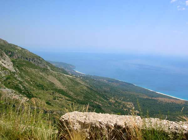 Albanische Riviera von der Kstenstrasse sdlich des Llogara-Passes aus gesehen (Albanien, Albanie, Albania, Shqipria)