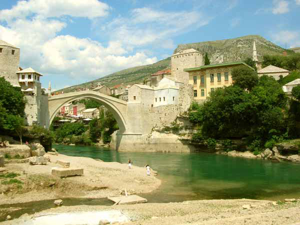 Die alte Steinbrcke in der Altstadt von Mostar (Bosnien und Herzegowina, Bosna i Hercegovina)