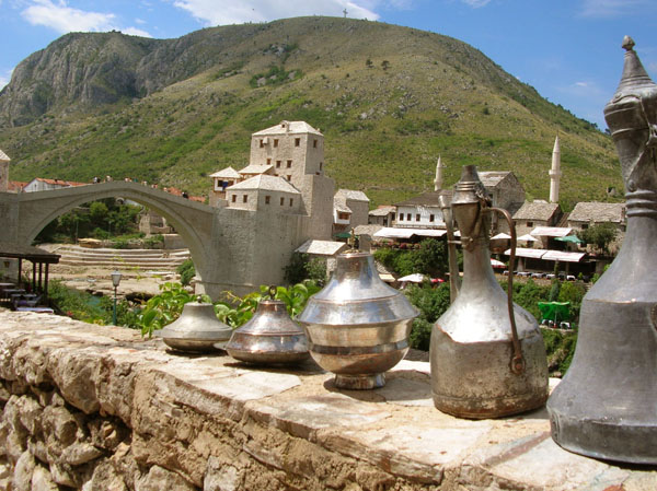 Handwerkserzeugnisse vor dem Hintergrund der alten Steinbrcke in Mostar (Bosnien und Herzegowina)