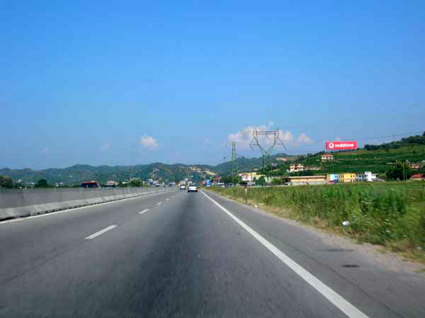 Autobahn von Durr�si (Durr�s, Durres, Durresi) nach Tirana (Tiran�, Tirane) (Albanien, Albanie, Albania, Shqip�ria)