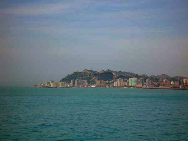 Die Stadt Durr�si (Durr�s, Durres, Durresi) an der Adria vom Meer aus gesehen (Albanien, Albanie, Albania, Shqip�ria)