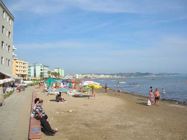 Der Strand von Durr�s (Durr�si, Durazzo) (Albanien, Albanie, Albania, Shqip�ria)