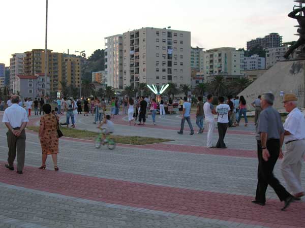 Abendpromenade in Durr�s (Durr�si, Durresi, Durres, Durazzo) (Albanien, Albanie, Albania, Shqip�ria)