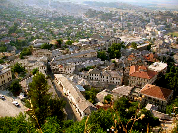 Blick auf Gjirokastra (Gjirokast�r) mit der Altstadt und der neuen Stadt (Albanien, Albanie, Albania, Shqip�ria)