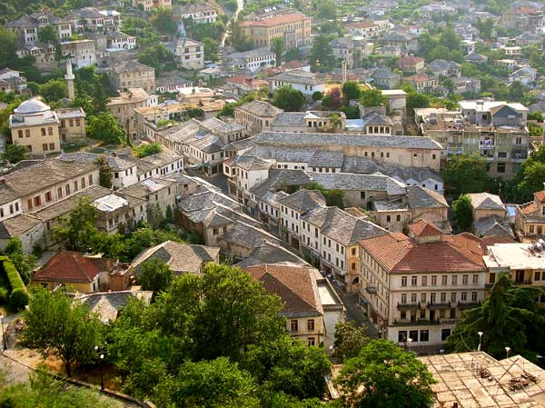 Blick auf Gjirokastra (Gjirokast�r) mit der Altstadt (Qafa e pazarit) (Albanien, Albanie, Albania, Shqip�ria)