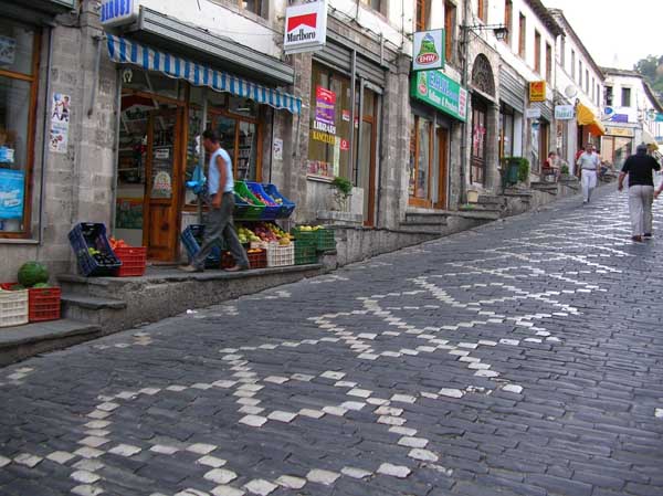 Steile Gasse in der Altstadt von Gjirokastra (Gjirokast�r) (Albanien, Albanie, Albania, Shqip�ria)