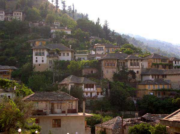 Altstadth�user in Gjirokastra (Gjirokast�r: Unesco world heritag, Weltkulturerbe) (Albanien, Albanie, Albania, Shqip�ria)