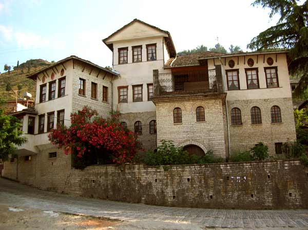 Geburtshaus von Enver Hoxha (Ethnographisches Museum) in Gjirokastra (Gjirokast�r) (Albanien, Albanie, Albania, Shqip�ria)