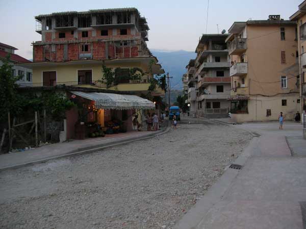 Strasse im neuen Teil von Gjirokastra (Gjirokast�r) (Albanien, Albanie, Albania, Shqip�ria)