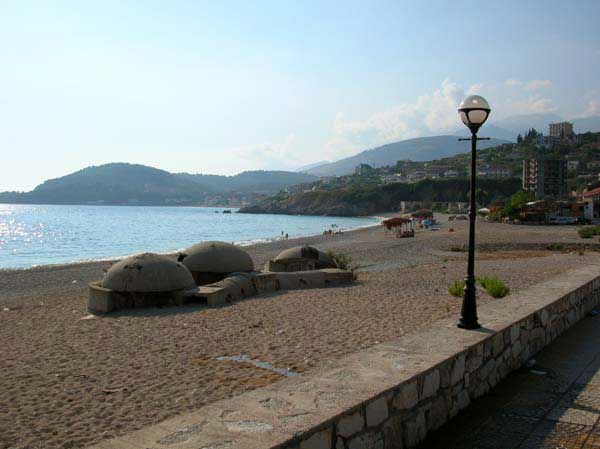 Bunker am Strand von Himara (Albanien, Albanie, Albania, Shqip�ria)