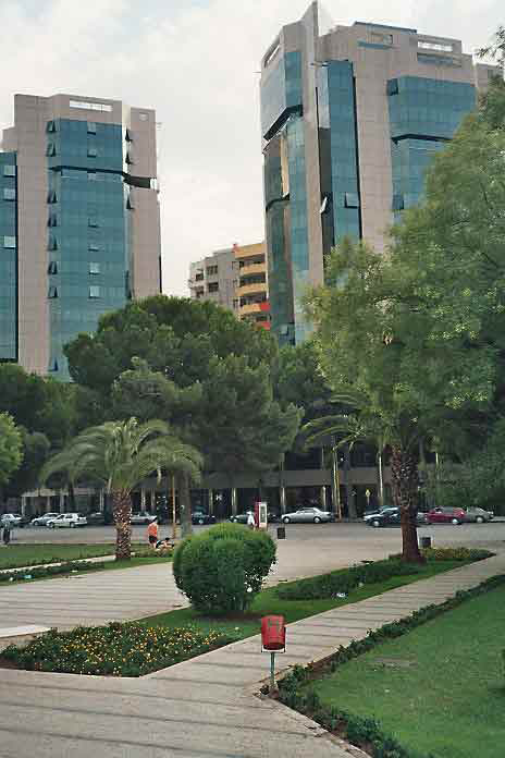 Moderne Gesch�ftsh�user im Zentrum von Tirana (Tiran�, Tirane) (Albanien, Albanie, Albania, Shqip�ria)