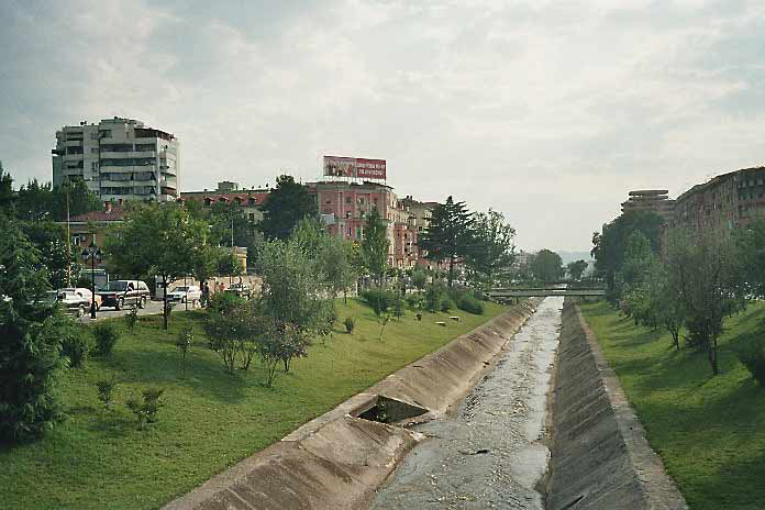 Der Fluss Lana im Zentrum von Tirana (Tiran�, Tirane) (Albanien, Albanie, Albania, Shqip�ria)