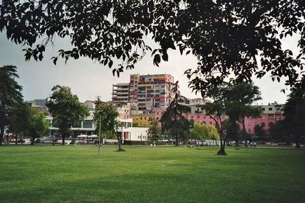 Bunt angestrichene Blocks in der albanischen Hauptstadt Tirana (Tiran�, Tirane) (Albanien, Albanie, Albania, Shqip�ria)