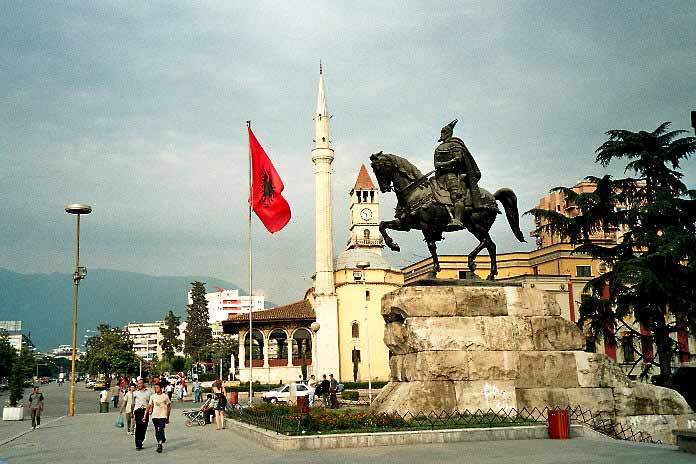 Skanderbeg-Platz, Et'hem Bey Moschee, Reiterstandbild, Uhrturm im Zentrum von Tirana (Tiran�, Tirane) (Albanien, Albanie, Albania, Shqip�ria)