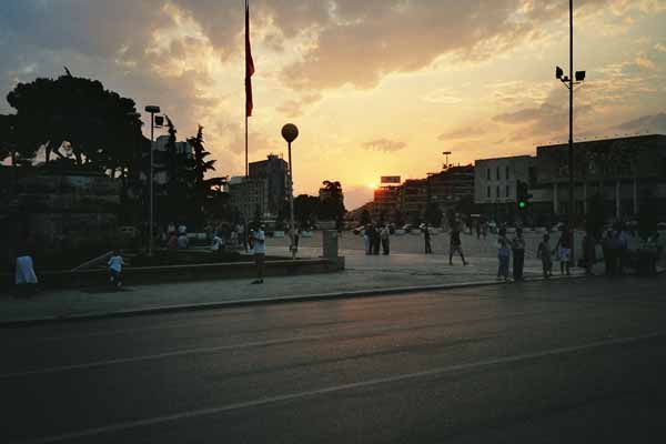 Sonnenuntergang am Skanderbeg-Platz in Tirana (Tiran�, Tirane) (Albanien, Albanie, Albania, Shqip�ria)
