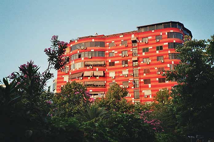 Farbig angestrichener Block in Albaniens Hauptstadt Tirana (Tiran�) (Albanien, Albanie, Albania, Shqip�ria)