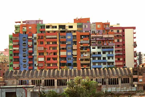 Farbiger Wohnblock in der albanischen Hauptstadt Tirana (Tiran�, Tirane) (Albanien, Albanie, Albania, Shqip�ria)