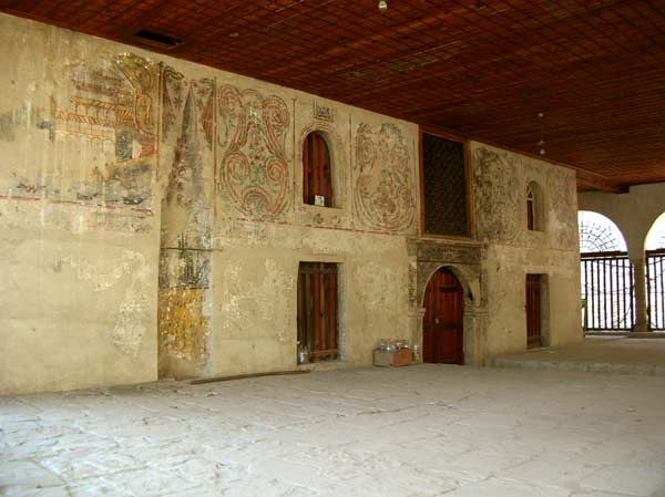 Vorhalle der Junggesellen-Moschee in Berat (Albanien)