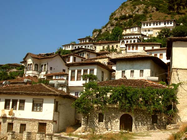 Wohnhuser im Stadtteil Mangalem in Berat (Albanien)