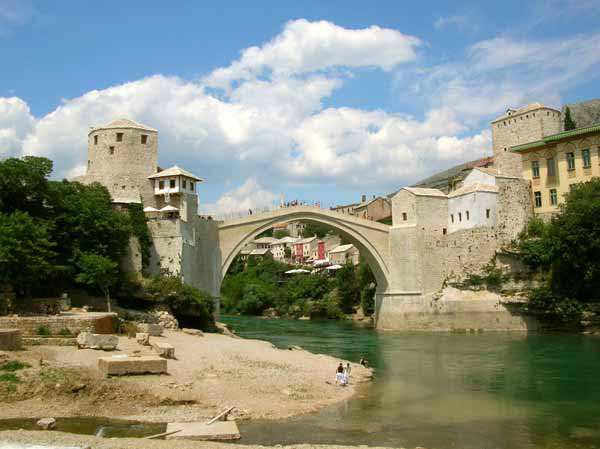 Die alte Steinbr�cke in der Altstadt von Mostar (Bosnien und Herzegowina, Bosna i Hercegovina)