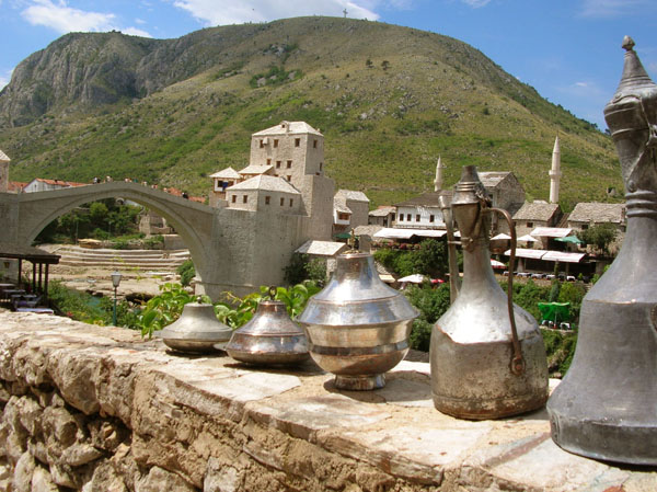 Handwerkserzeugnisse vor dem Hintergrund der alten Steinbr�cke in Mostar (Bosnien und Herzegowina)