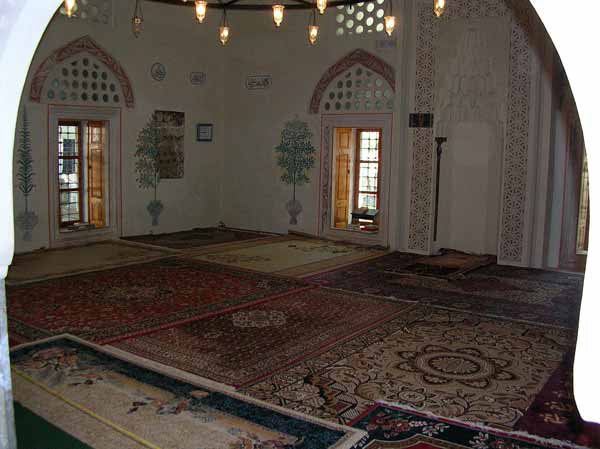 Innenraum einer Moschee in Mostar (Bosnien und Herzegowina, Bosna i Hercegovina)
