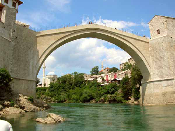 Die alte Steinbr�cke in der Altstadt von Mostar (Bosnien und Herzegowina, Bosna i Hercegovina)