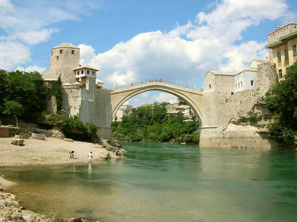 Die alte Steinbr�cke in der Altstadt von Mostar (Bosnien und Herzegowina, Bosna i Hercegovina)