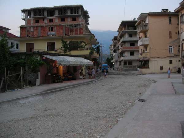 Strasse im neuen Teil von Gjirokastra (Gjirokastr) (Albanien, Albanie, Albania, Shqipria)