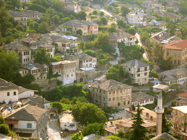 Blick auf die Altstadt von Gjirokastra (Albanien)