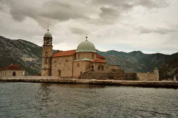 Gospa od Skrpjela (Madonna dello Scarpello) auf einer Insel bei Perast in der Bucht von Kotor (Boka kotorska) (Montenegro, Crna Gora)