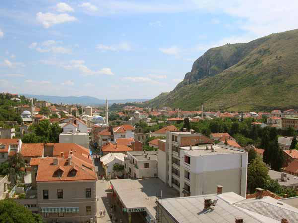 Blick auf Mostar: Moschee und Minarett (Bosnien und Herzegowina, Bosna i Hercegovina)