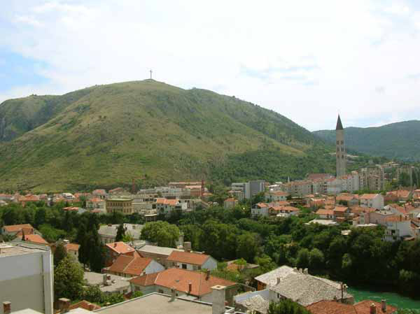 Blick auf Mostar und katholische Kirche (Bosnien und Herzegowina, Bosna i Hercegovina)