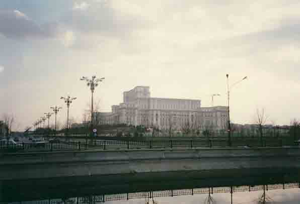 Palatul parlamentului bzw. Casa poporului (Haus des Volkes, Parlamentspalast)in Bukarest (Bucuresti, Bucharest) (Rum&auml;nien, Romania, Roumanie)