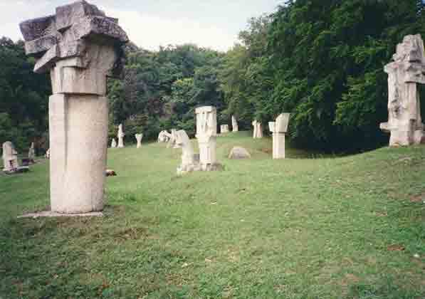 Tabara Magura, Skulpturenpark im Kreis Buzau beim Kloster Ciolanu (Rum&auml;nien, Romania, Roumanie)