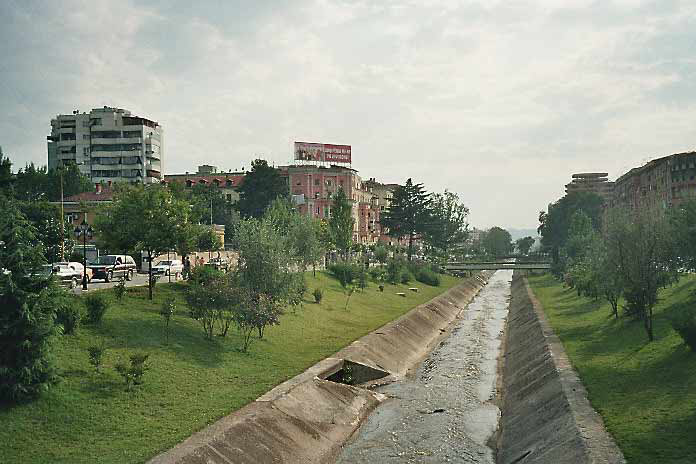 Der Fluss Lana im Zentrum von Tirana (Tiran, Tirane) (Albanien, Albanie, Albania, Shqipria)