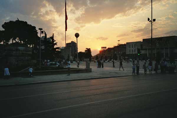 Sonnenuntergang am Skanderbeg-Platz in Tirana (Tiran, Tirane) (Albanien, Albanie, Albania, Shqipria)